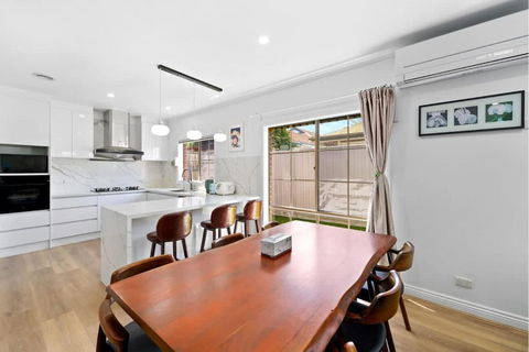 Stunning Bentleigh East 2BR Sun-Filled Home - Accommodation Bookings 1
