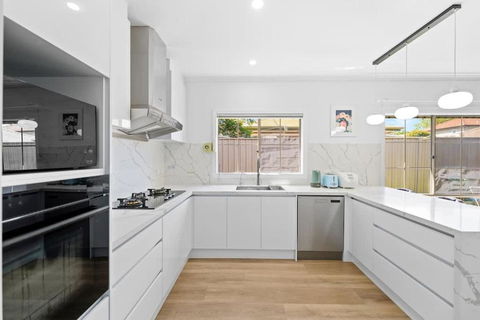Stunning Bentleigh East 2BR Sun-Filled Home - Accommodation Bookings 3