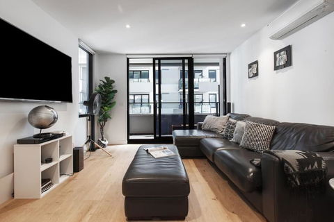Stylish Apt W/ Stunning Rooftop Views & Hot Tub - Accommodation Bookings 0