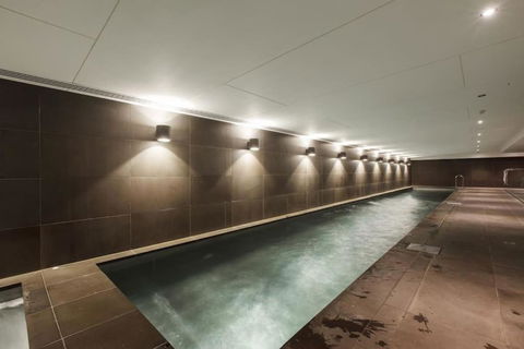 Stylish Apt W/ Stunning Rooftop Views & Hot Tub - Accommodation Bookings 3