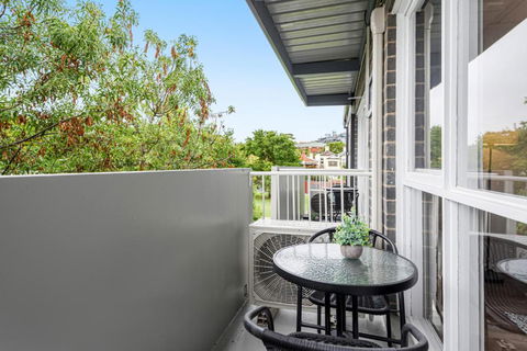 Tasteful 1-Bed Apartment With Balcony Seating - Accommodation Bookings 2