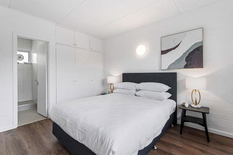 Tasteful 1-Bed Apartment With Balcony Seating - Accommodation Bookings 3