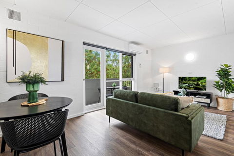 Tasteful 1-Bed Apartment With Balcony Seating - Accommodation Bookings 0