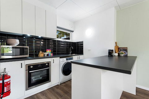 Tasteful 1-Bed Apartment With Balcony Seating - Accommodation Bookings 1