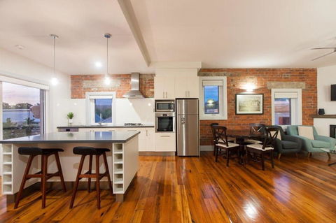 The Bank Apartment - Echuca Holiday Homes - Accommodation Bookings 0