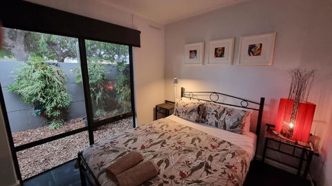 The Good Life - Two Bedroom Garden Apartment - Accommodation Bookings 3