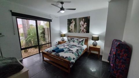 The Good Life - Two Bedroom Garden Apartment - Accommodation Bookings 2