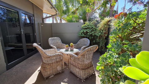 The Good Life - Two Bedroom Garden Apartment - Accommodation Bookings 0