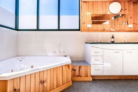 The Boathouse - Freycinet Holiday Houses - Accommodation Bookings 1