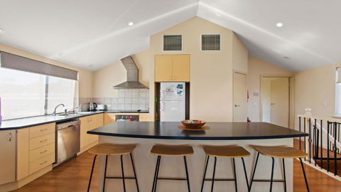 The Curly Seahorse - Fantastic, Affordable Holiday Home For Large Groups - Accommodation Bookings 3
