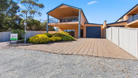The Curly Seahorse - Fantastic, Affordable Holiday Home For Large Groups - Accommodation Bookings 0