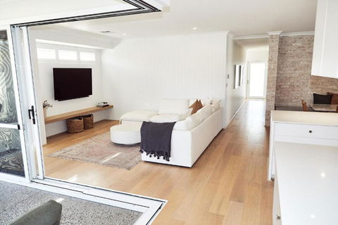 The Elanora - Accommodation Bookings 2