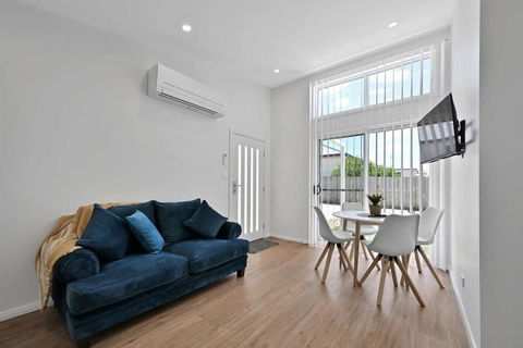 The Elm Apartments - The Yellow Room - Accommodation Bookings 1
