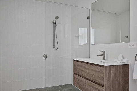 The Elm Apartments - The Yellow Room - Accommodation Bookings 2