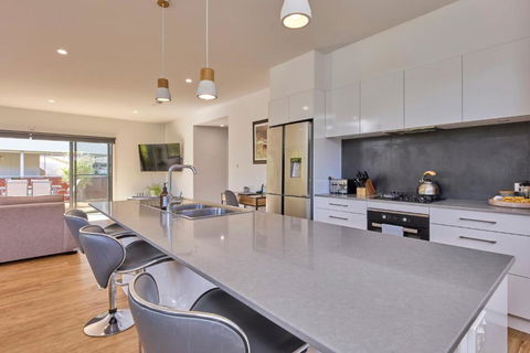 The Gorge Townhouse, Stunning Home & Location! - Accommodation Bookings 1