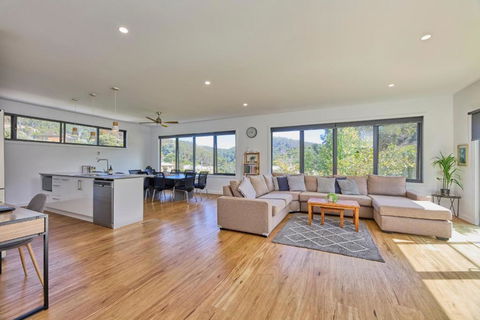 The Gorge Townhouse, Stunning Home & Location! - Accommodation Bookings 3