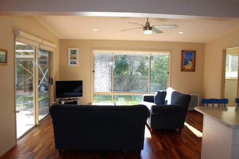 BEACHSIDE VILLA 2 - Accommodation Bookings 3