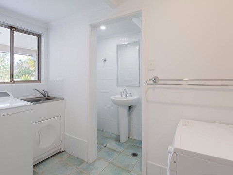 Beauty And The Beach', 88 Foreshore Drive - Large Home With WIFI & Water Views - Accommodation Bookings 2