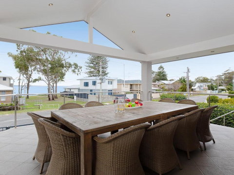 Beauty And The Beach', 88 Foreshore Drive - Large Home With WIFI & Water Views - Accommodation Bookings 0