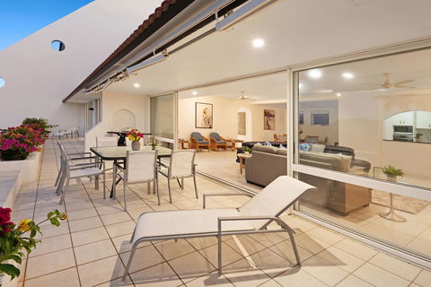 Bella Azure Two Bedroom Two Bathroom Spacious Ocean-view Apartment With Golf Buggy - Accommodation Bookings 2