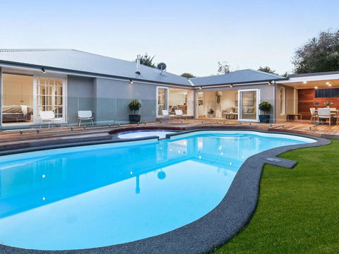 Bella Casa - Luxury Boutique Holiday Home With Heated Pool! - Accommodation Bookings 3