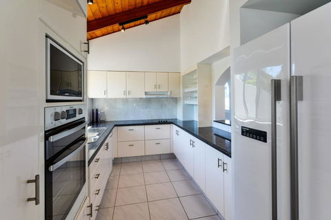 Bella Vista West 3 Luxury Ocean View High Ceilings Golf Buggy Sleeps 8 - Accommodation Bookings 3
