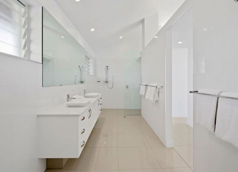 Bella Vista West 3 Luxury Ocean View High Ceilings Golf Buggy Sleeps 8 - Accommodation Bookings 0