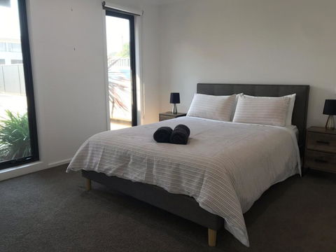 Ben's Place - Modern & Convenient - Accommodation Bookings 2