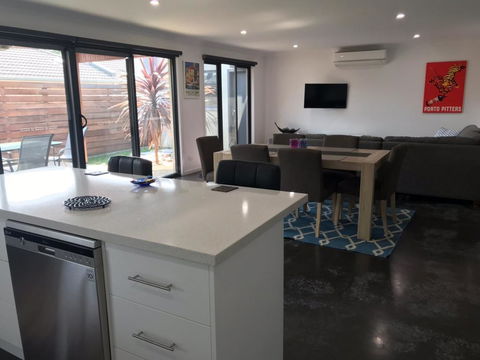 Ben's Place - Modern & Convenient - Accommodation Bookings 1