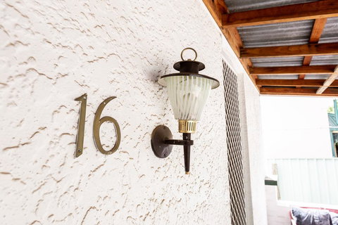 Best Central House - SLEEPS 11 !! - Accommodation Bookings 1