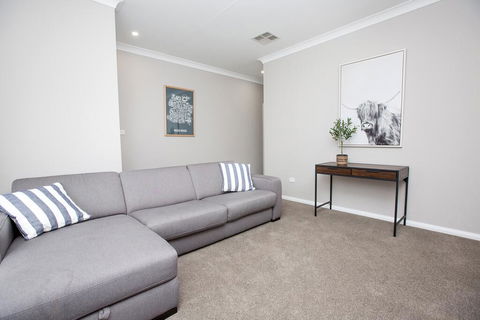 Best Central Wagga Townhouse - Accommodation Bookings 3