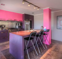 Birdland - Bold unique and modern - Accommodation Bookings
