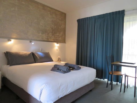 Bishops Lodge Narrandera - Accommodation Bookings 2