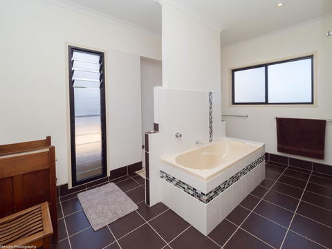 Blue Water Retreat - Upstairs - Accommodation Bookings 1