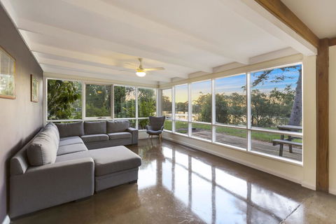 Bluff View River House - Stunning Riverfront - Accommodation Bookings 3