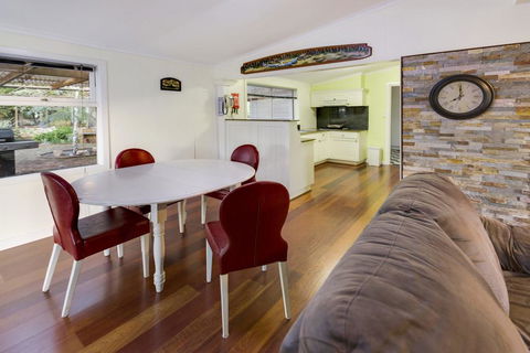 Bluff View River House - Stunning Riverfront - Accommodation Bookings 2