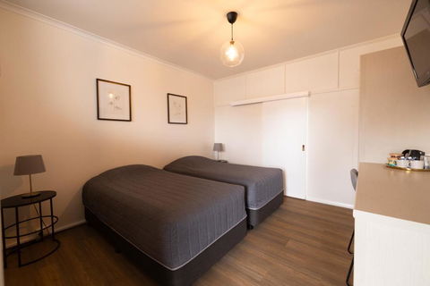 The Lake George Hotel - Accommodation Bookings 2