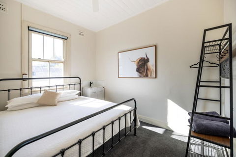 The Middle - Accommodation Bookings 0