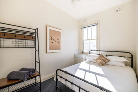 The Middle - Accommodation Bookings 1