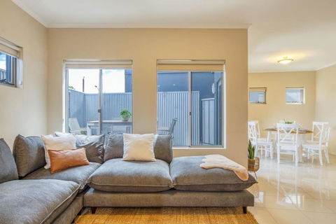 The Stirling - Experience The Sea To City Lifestyle - Accommodation Bookings 1