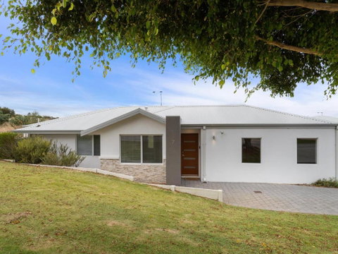 Three Bedroom, Two Bathroom Family Home - Accommodation Bookings 0