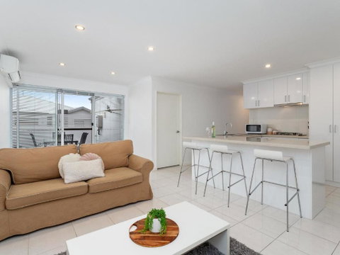 Three Bedroom, Two Bathroom Family Home - Accommodation Bookings 1