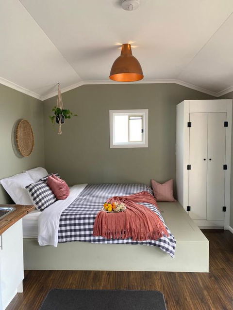 Tiny Home On A Hill - Accommodation Bookings 1