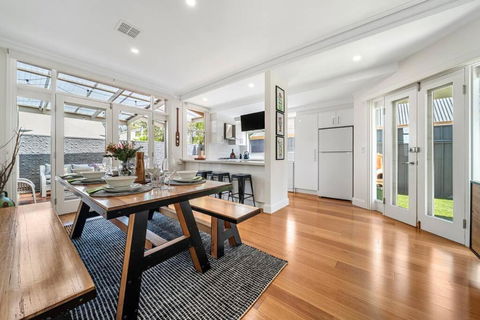 Waratah Cottage 1910 - Boutique - Accommodation Bookings 3