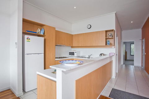 Apartment 35 Pacific Apartments - Accommodation Bookings 4