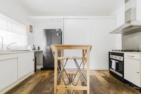 Yarraville Garden Large Home With Yard And Parking - Accommodation Bookings 1