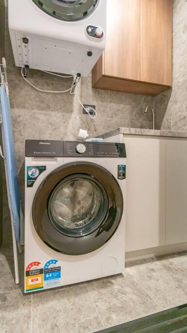 Z4 Walk To Bus Stop 2 Car Spaces Spacious Family - Accommodation Bookings 3