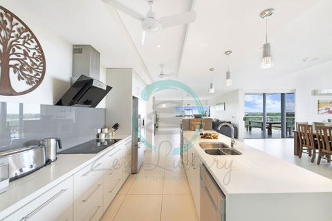 ZEN LUXURY: 2-Story 4-BR Penthouse In Darwin City With Mindal Markets & Harbour Views - Accommodation Bookings 0