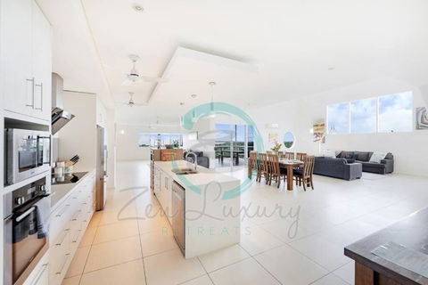 ZEN LUXURY: 2-Story 4-BR Penthouse In Darwin City With Mindal Markets & Harbour Views - Accommodation Bookings 2