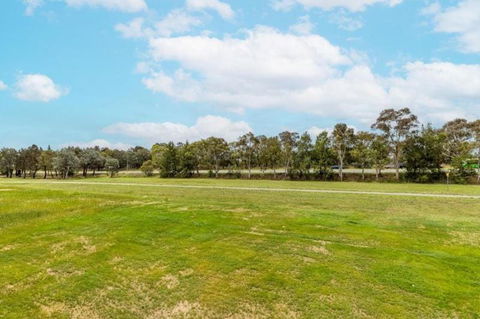 ZMITH Apartment - BROOKE, - Near AIS, GIO Stadium, UC, & Nth - Canberra Hospital - Accommodation Bookings 3